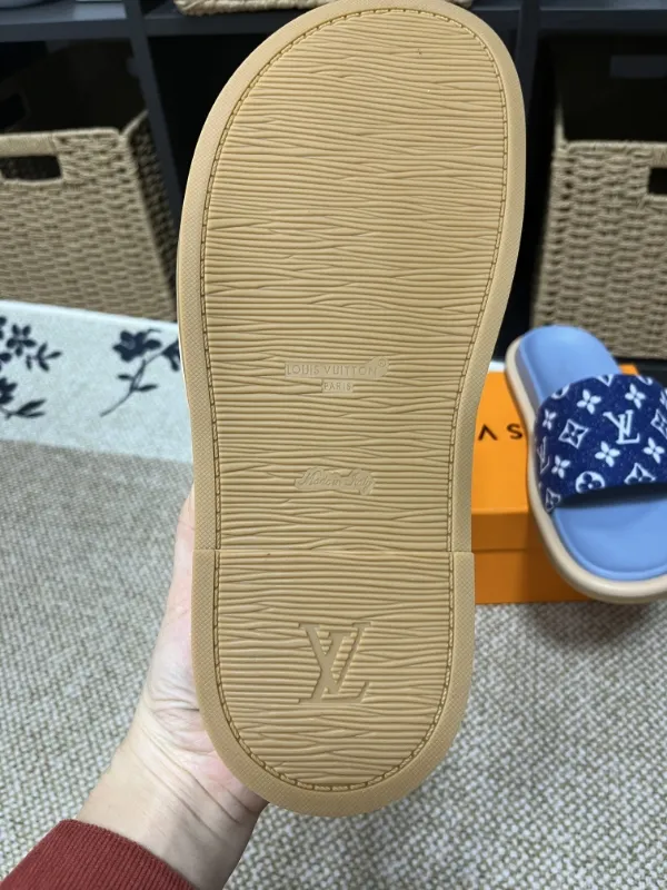 P320💰[New Style] 2025 New Couple Style [LOUlS VUlTTON] Comes with drawer box, bag, card, invoice "Louis Vuitton ~ unique modern style sandals. 》LV counter purchasing 🏃Men's and women's casual slippers, sold at the same time at the counter, the original old flower uppers are soft and comfortable, (refuse to discolor and rub feet) soles: original factory special combination of original soles, code number: 35--46 45 46 customized multi-colors 🉑️choose